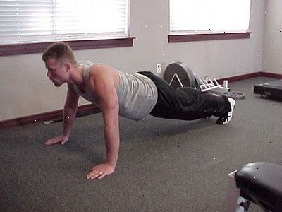 Sådan gør du et knæ push up. Fra vægttræning til vægttab push ups er en standard bevægelse.