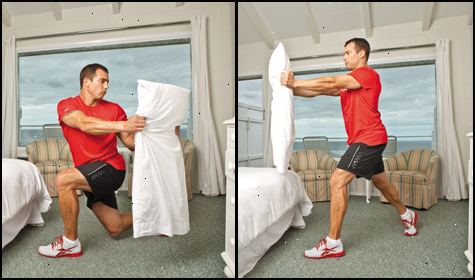 Sådan gør du skifte lunges for ben øvelse. Vælg to håndvægte, som du mener en udfordrende vægt.