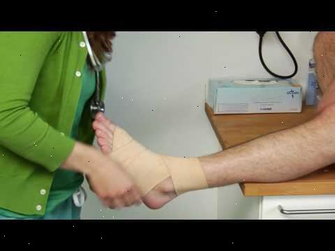 Sådan at pakke en ankel med et es bandage. Først skal du indstille din skadet fod i en god position.