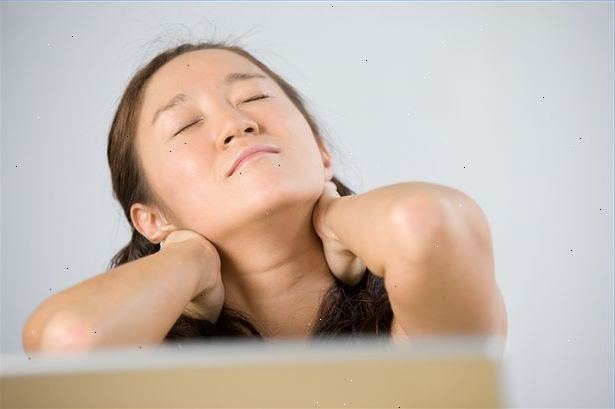 Hvordan man undgår ryg og nakke stamme på kontoret. Gør det til en vane at opretholde en god kropsholdning.
