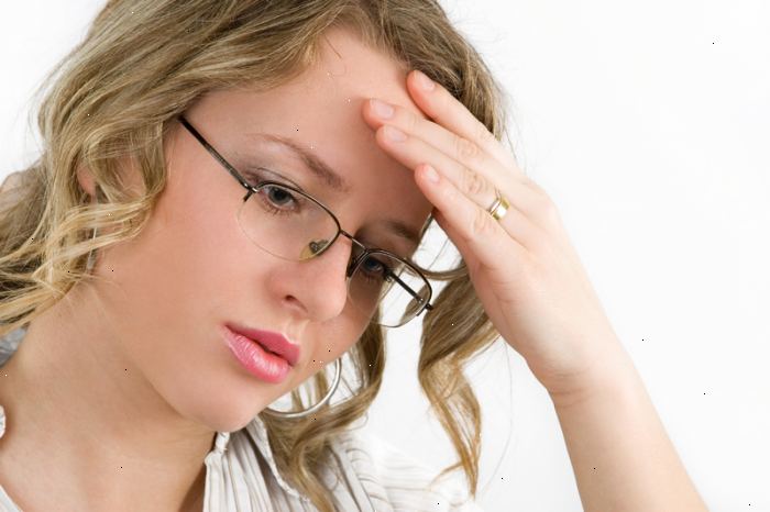 Hvordan at slippe af med en migræne eller sinus hovedpine. Tag over-the-counter smertestillende.