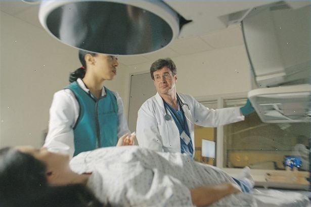 Hvordan man forberede sig til en CT - scanning. Metalgenstande i tøj eller på patientens krop kan forårsage artefakter på det scannede billede, nedværdigende dens kvalitet.